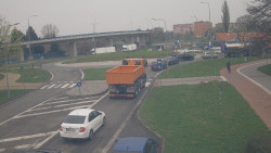 Křižovatka ulic Velká Dlážka a Polní