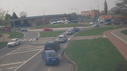 Křižovatka ulic Velká Dlážka a Polní