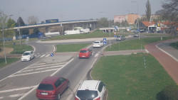 Křižovatka ulic Velká Dlážka a Polní