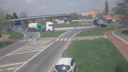 Křižovatka ulic Velká Dlážka a Polní