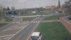 Křižovatka ulic Velká Dlážka a Polní