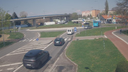 Křižovatka ulic Velká Dlážka a Polní