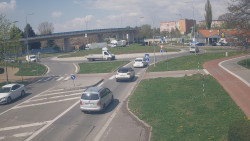 Křižovatka ulic Velká Dlážka a Polní