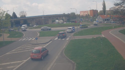 Křižovatka ulic Velká Dlážka a Polní