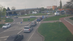 Křižovatka ulic Velká Dlážka a Polní