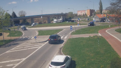 Křižovatka ulic Velká Dlážka a Polní