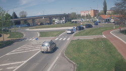 Křižovatka ulic Velká Dlážka a Polní