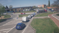 Křižovatka ulic Velká Dlážka a Polní