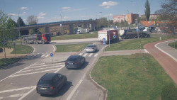 Křižovatka ulic Velká Dlážka a Polní