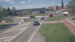 Křižovatka ulic Velká Dlážka a Polní