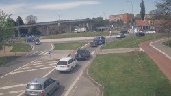 Křižovatka ulic Velká Dlážka a Polní