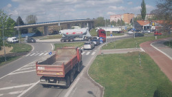 Křižovatka ulic Velká Dlážka a Polní