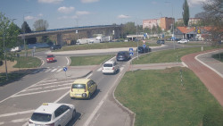 Křižovatka ulic Velká Dlážka a Polní