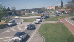 Křižovatka ulic Velká Dlážka a Polní