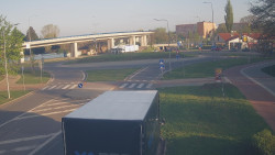 Křižovatka ulic Velká Dlážka a Polní