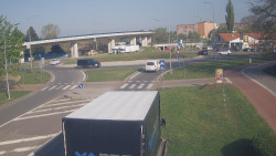 Křižovatka ulic Velká Dlážka a Polní