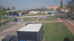 Křižovatka ulic Velká Dlážka a Polní