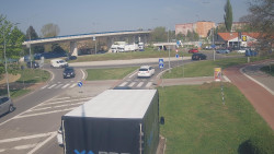 Křižovatka ulic Velká Dlážka a Polní