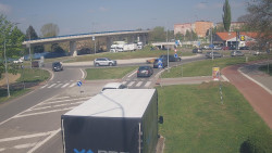 Křižovatka ulic Velká Dlážka a Polní