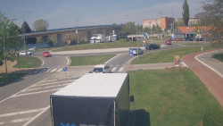 Křižovatka ulic Velká Dlážka a Polní