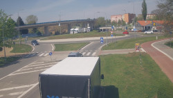 Křižovatka ulic Velká Dlážka a Polní