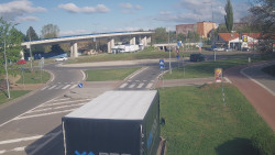 Křižovatka ulic Velká Dlážka a Polní