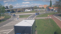 Křižovatka ulic Velká Dlážka a Polní