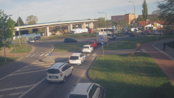 Křižovatka ulic Velká Dlážka a Polní