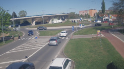 Křižovatka ulic Velká Dlážka a Polní