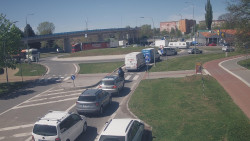 Křižovatka ulic Velká Dlážka a Polní