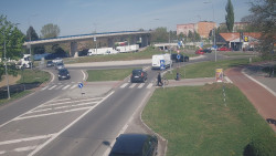 Křižovatka ulic Velká Dlážka a Polní