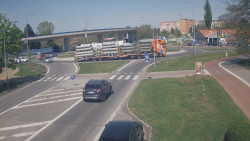 Křižovatka ulic Velká Dlážka a Polní