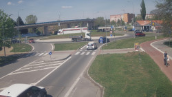 Křižovatka ulic Velká Dlážka a Polní