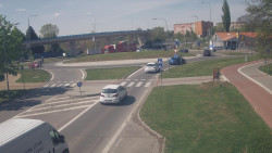 Křižovatka ulic Velká Dlážka a Polní