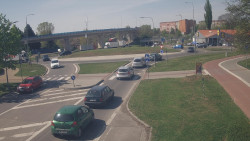 Křižovatka ulic Velká Dlážka a Polní