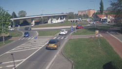 Křižovatka ulic Velká Dlážka a Polní