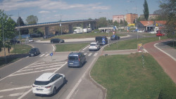 Křižovatka ulic Velká Dlážka a Polní