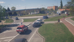 Křižovatka ulic Velká Dlážka a Polní