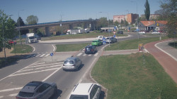Křižovatka ulic Velká Dlážka a Polní