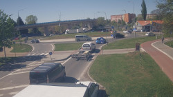 Křižovatka ulic Velká Dlážka a Polní