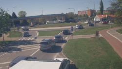 Křižovatka ulic Velká Dlážka a Polní