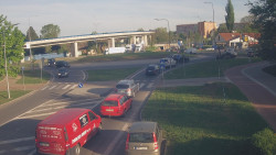 Křižovatka ulic Velká Dlážka a Polní