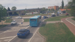 Křižovatka ulic Velká Dlážka a Polní