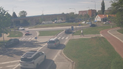 Křižovatka ulic Velká Dlážka a Polní