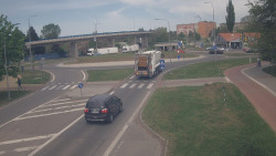 Křižovatka ulic Velká Dlážka a Polní