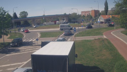 Křižovatka ulic Velká Dlážka a Polní