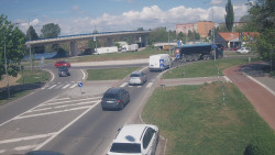 Křižovatka ulic Velká Dlážka a Polní