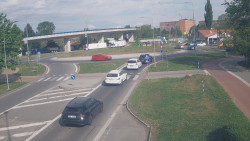 Křižovatka ulic Velká Dlážka a Polní
