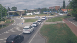 Křižovatka ulic Velká Dlážka a Polní