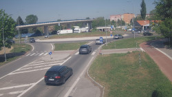 Křižovatka ulic Velká Dlážka a Polní